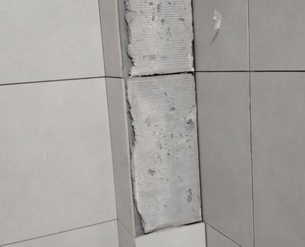 冷水滩瓷砖空鼓维修公司分享下瓷砖施工前基层浇水润湿程度不足，可能导致以下问题